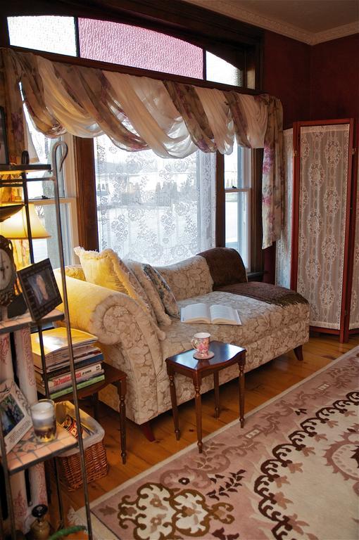 Bondy House Bed & Breakfast Amherstburg 외부 사진