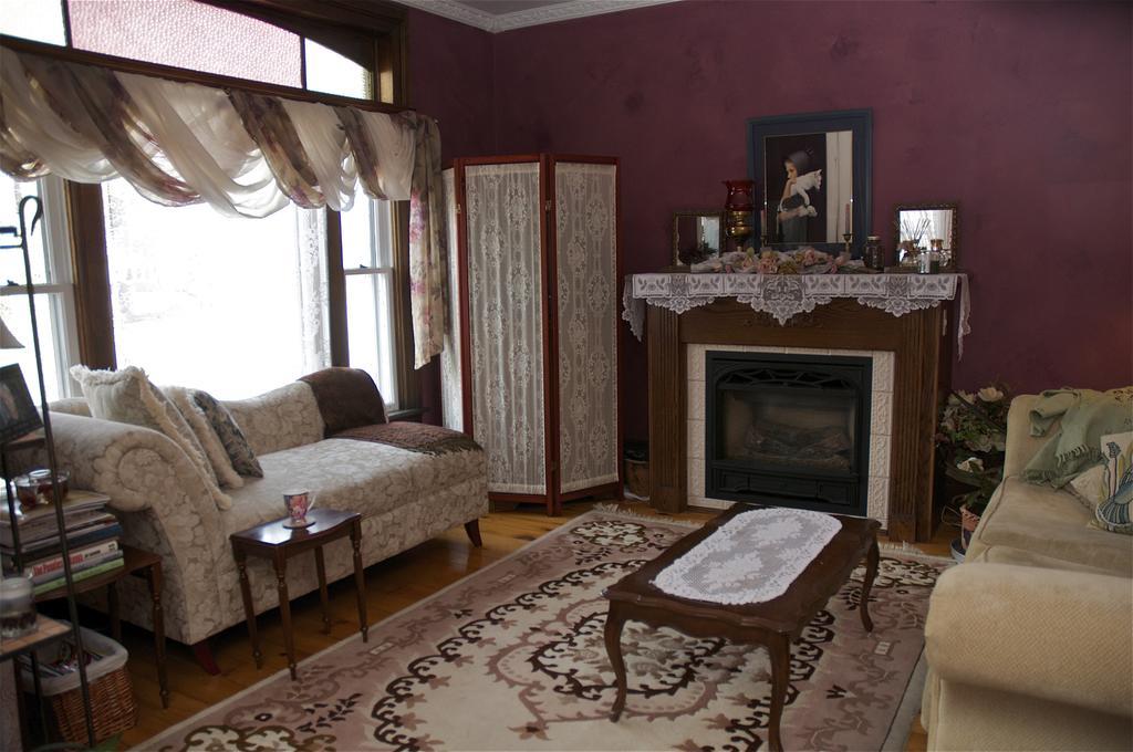 Bondy House Bed & Breakfast Amherstburg 외부 사진